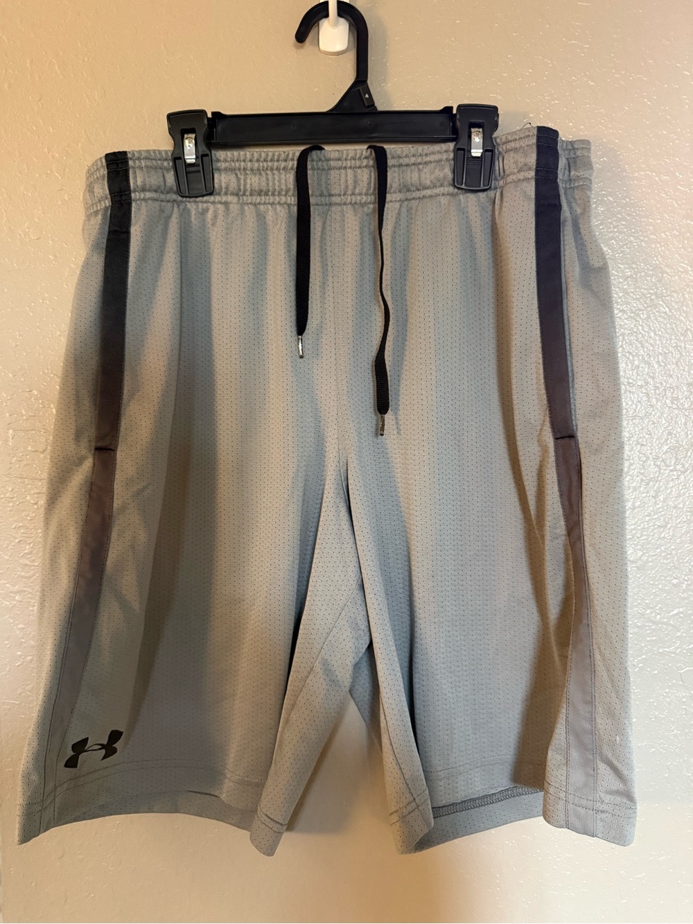 Under Armour Men's Gray Athletic Shorts with Contrast Trim Large